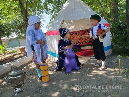 "Қарлығаш" ересек тобы "Әнші мен Алдар көсе" ертегісін сахналау.